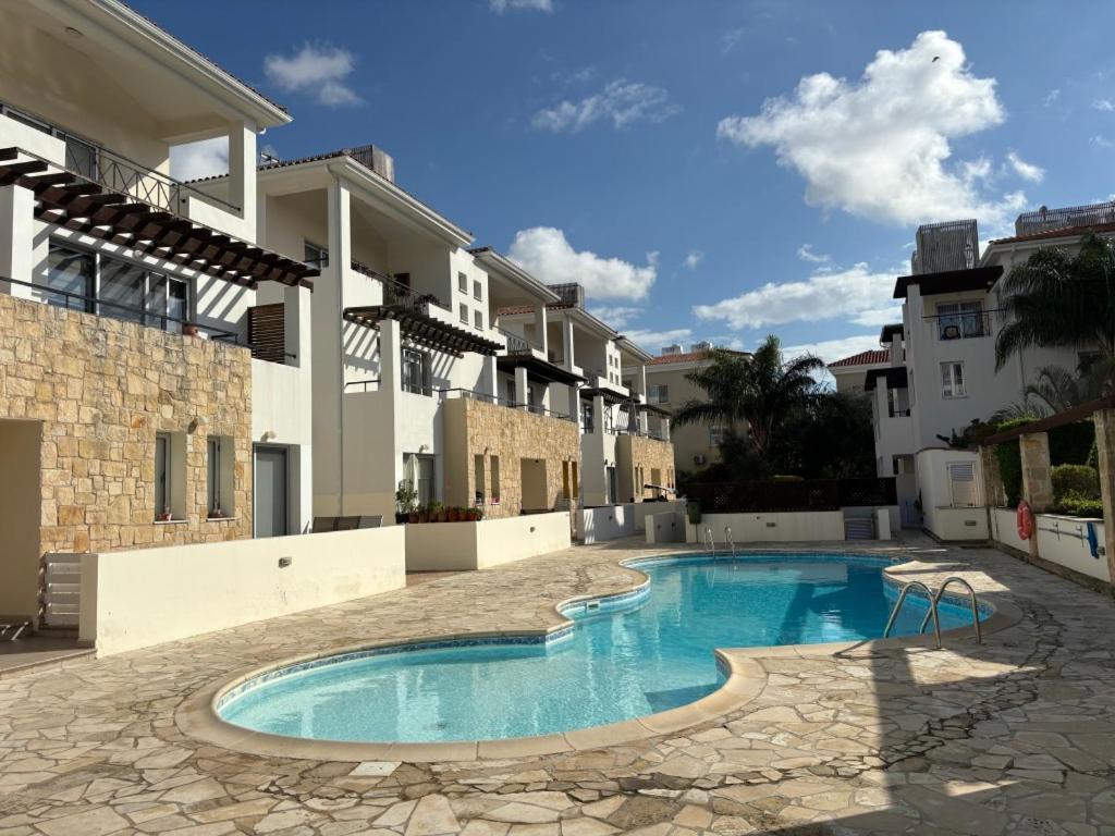 Modern 2Br Apartment With Pool, Veranda & Garden In Paphos Exterior foto